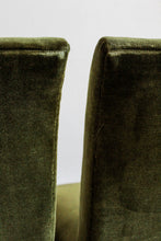 Charger l&#39;image dans la galerie, Chauffeuse en velours vert vintage
