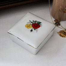 Charger l&#39;image dans la galerie, Petite boîte à bijoux vintage en porcelaine
