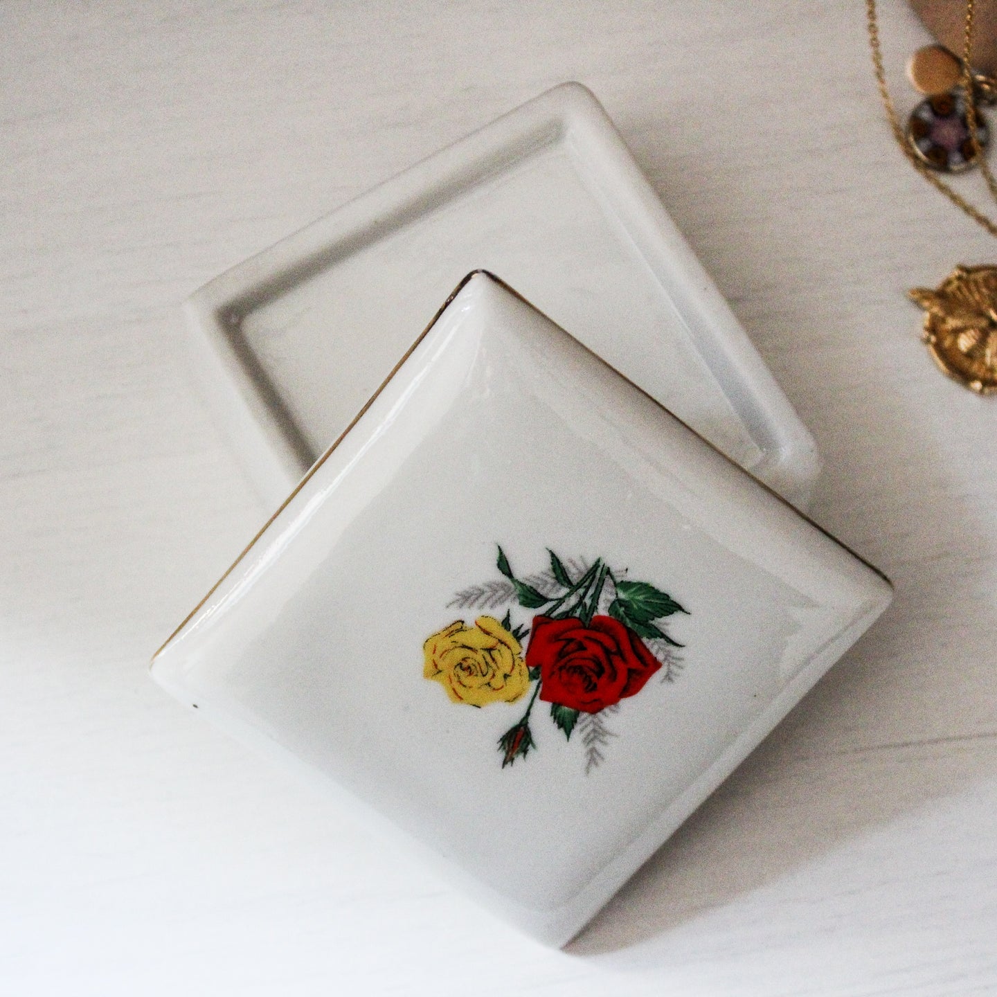 Petite boîte à bijoux ancienne en porcelaine blanche
