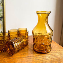 Charger l&#39;image dans la galerie, Carafe en verre froissé vintage ambré
