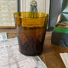 Charger l&#39;image dans la galerie, Pot en verre ambré vintage
