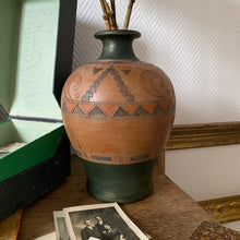 Charger l&#39;image dans la galerie, Vase en terre cuite vintage
