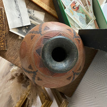 Charger l&#39;image dans la galerie, Vase en terre cuite vintage
