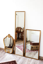 Charger l&#39;image dans la galerie, Grand miroir mural doré en bois et plâtre vintage
