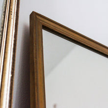 Charger l&#39;image dans la galerie, Miroir en bois doré vintage

