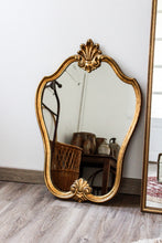 Charger l&#39;image dans la galerie, Miroir coquille en bois doré style Louis XV ancien
