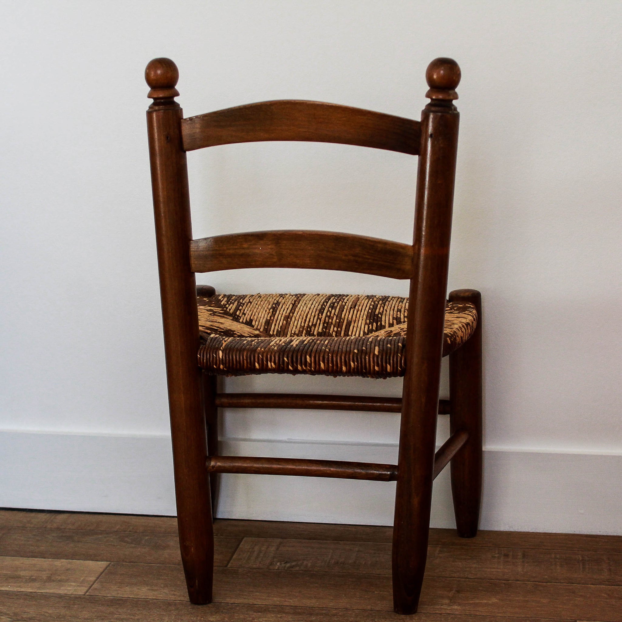Petite chaise enfant en bois blanc vieilli avec assise en paille -  Boisnature'l