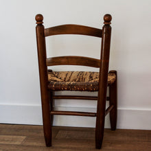 Charger l&#39;image dans la galerie, Chaise enfant en bois et paille

