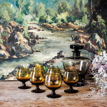 Charger l&#39;image dans la galerie, Carafe en verre fumé vintage et ses verres assortis
