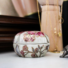 Charger l&#39;image dans la galerie, Petite boîte asiatique en porcelaine irisée
