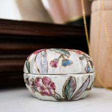 Charger l&#39;image dans la galerie, Petite boîte asiatique en porcelaine irisée

