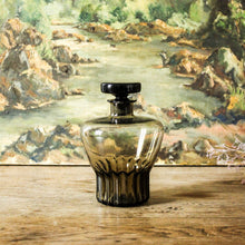 Charger l&#39;image dans la galerie, Carafe à whisky en verre fumé vintage
