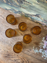 Charger l&#39;image dans la galerie, Verres ambrés ciselés vintage
