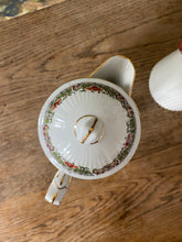Charger l&#39;image dans la galerie, Théière et son pot à lait en porcelaine
