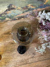 Charger l&#39;image dans la galerie, Carafe en verre fumé vintage
