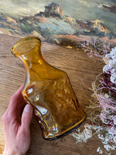 Charger l&#39;image dans la galerie, Carafe en verre ambré vintage
